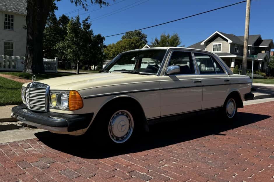 1981 Mercedes-Benz W123 sold for $5,500