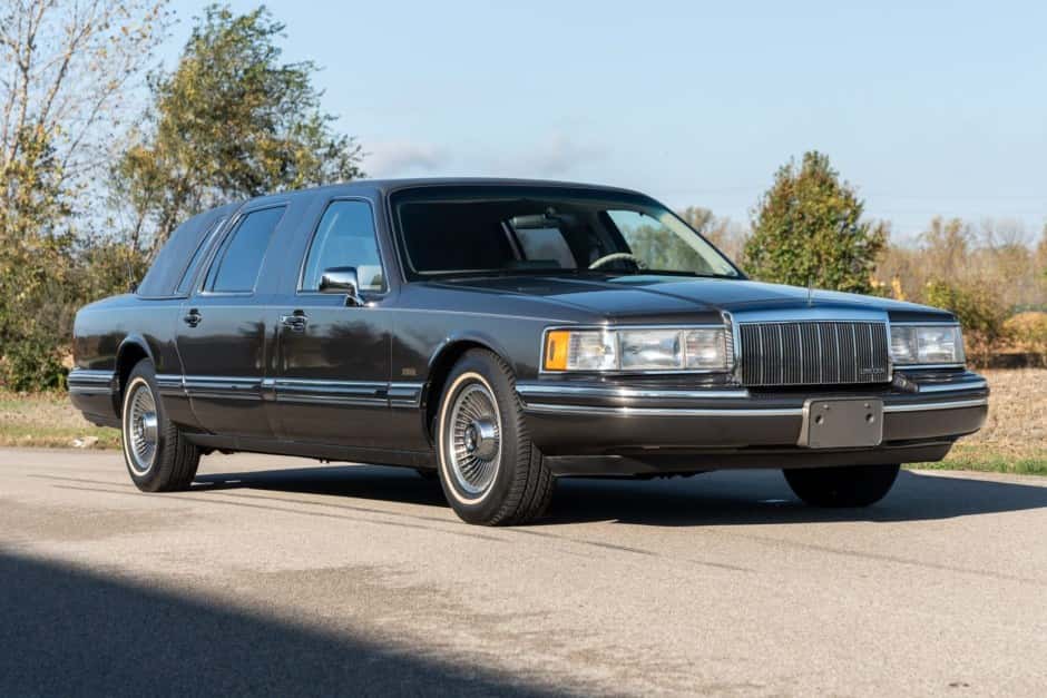 1992 Lincoln Town Car sold for $9,950