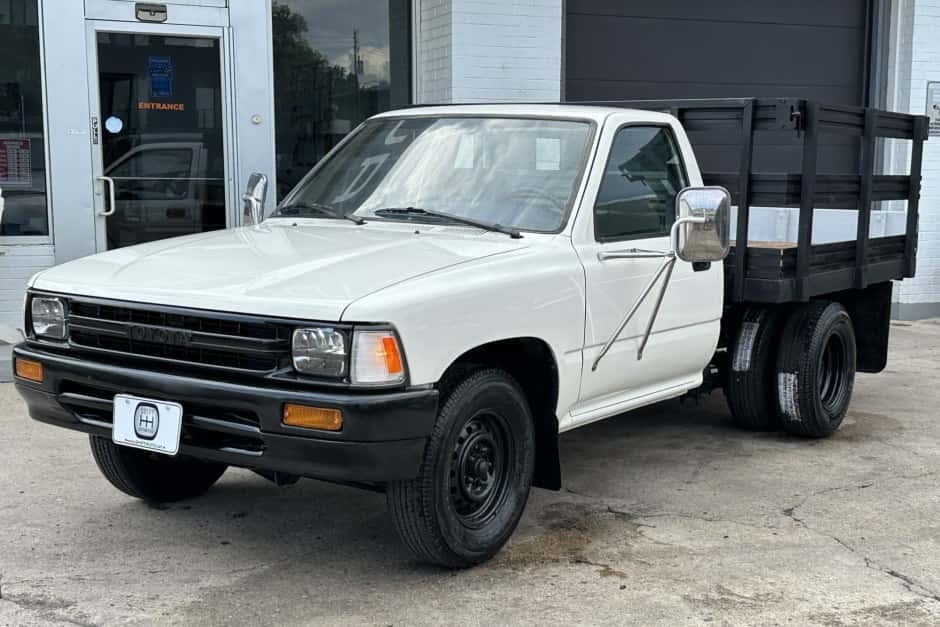 1990 Toyota Pickup (N80/90/100/110 1989-1997) sold for $8,000