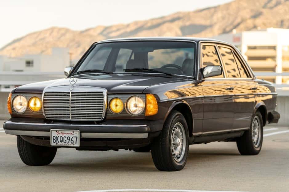 1983 Mercedes-Benz W123 sold for $7,600