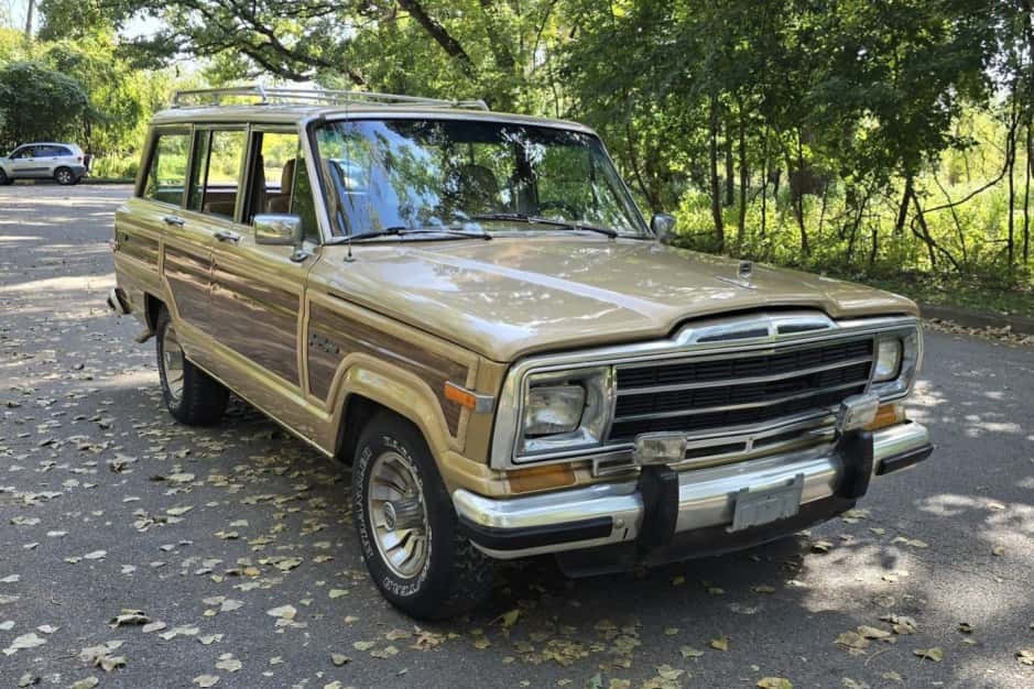 1987 Jeep SJ Grand Wagoneer sold for $16,250