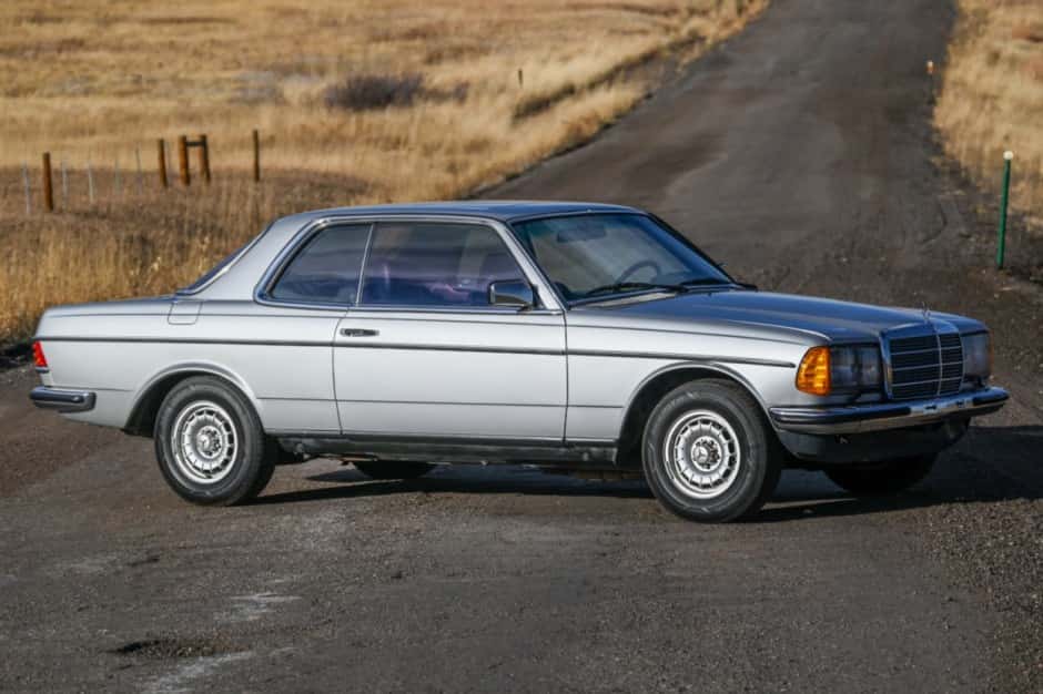 1983 Mercedes-Benz W123 sold for $15,925