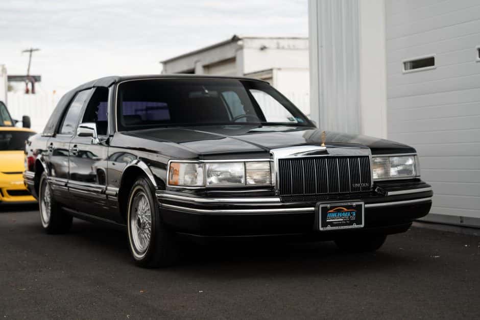 1992 Lincoln Town Car sold for $15,250