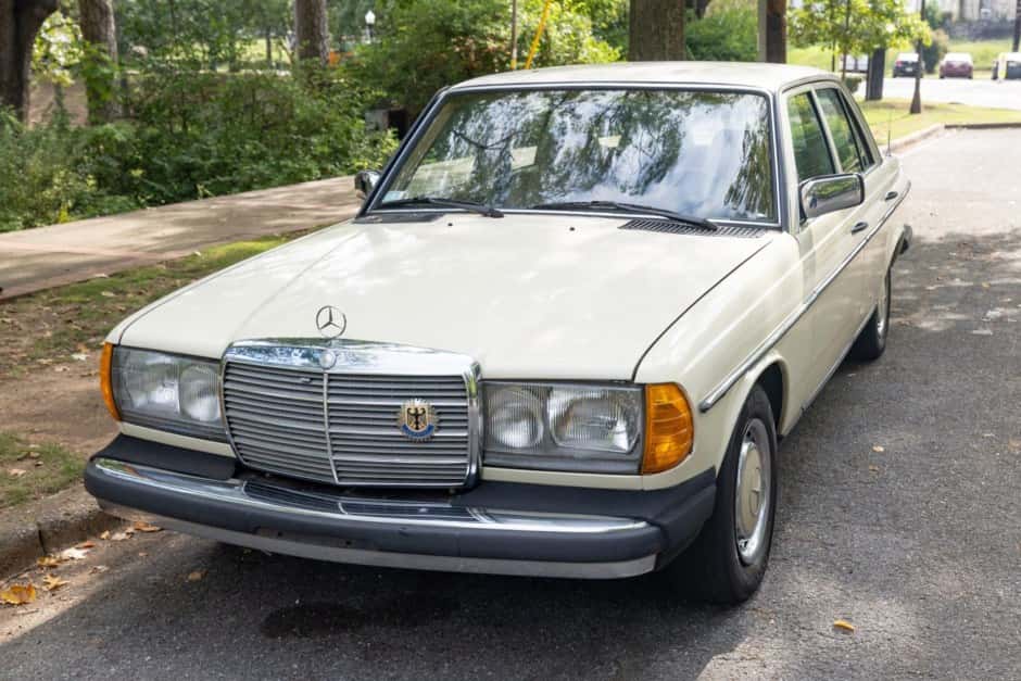 1983 Mercedes-Benz W123 sold for $4,200