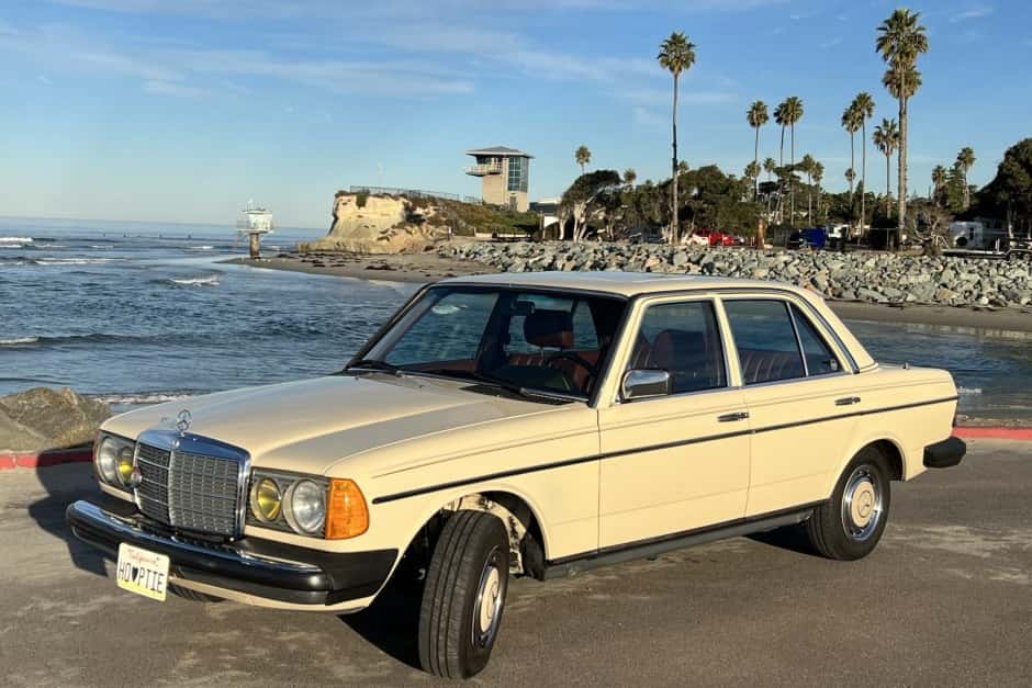1983 Mercedes-Benz W123 sold for $15,000