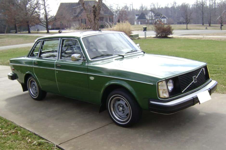 1976 Volvo 240 sold for $5,275