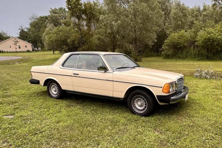 1983 Mercedes-Benz W123 sold for $4,500