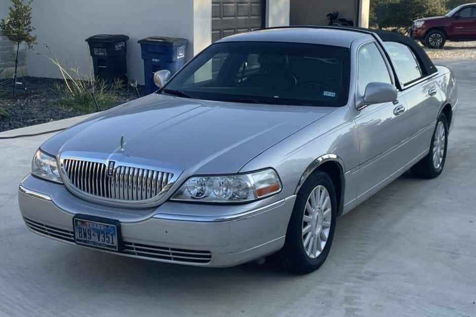 2003 Lincoln Town Car sold for $7,100