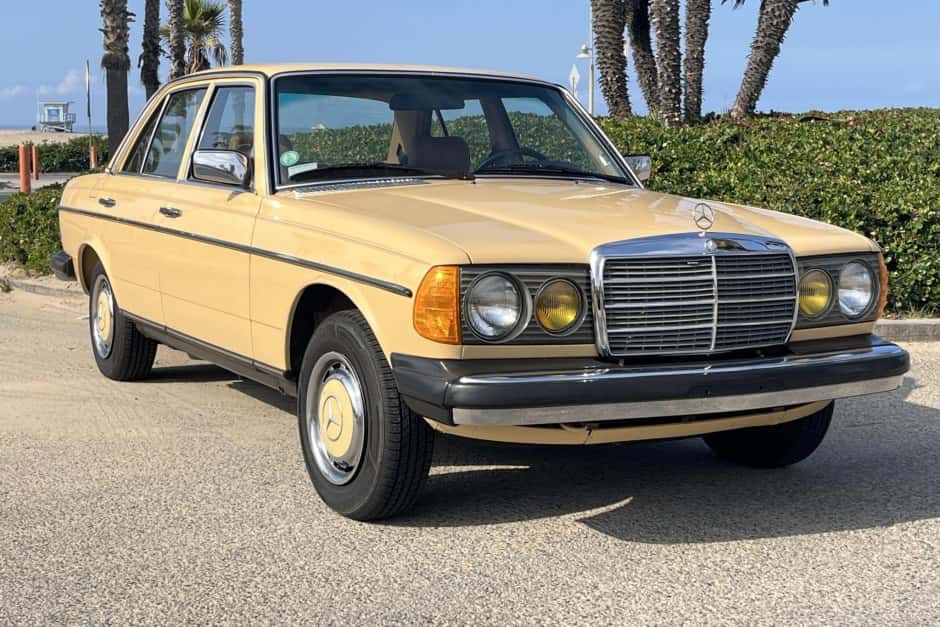 1981 Mercedes-Benz W123 sold for $15,750
