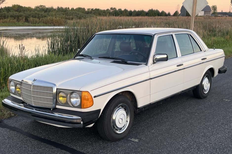 1983 Mercedes-Benz W123 sold for $9,223