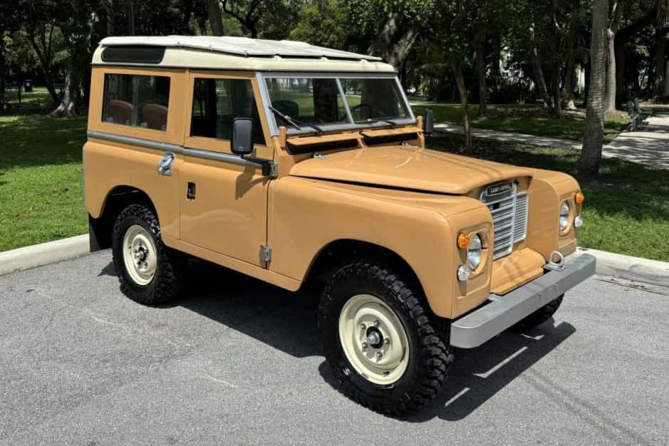 1974 Land Rover Series 88 sold for $23,000