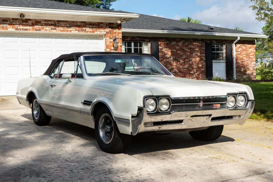1966 Oldsmobile 442 sold for $20,300
