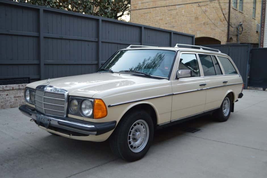 1985 Mercedes-Benz W123 sold for $14,700