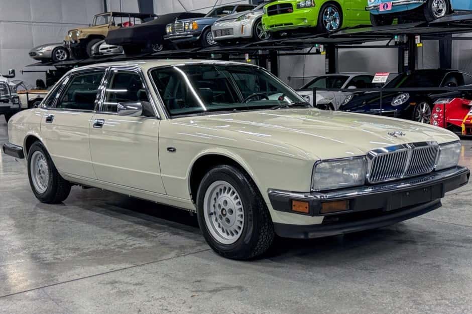 1990 Jaguar XJ40 XJ (1988-1994) sold for $9,200