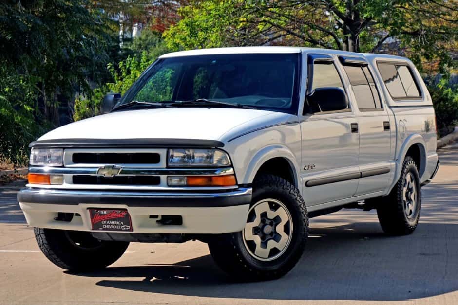 2002 Chevrolet S-10 (1994-2004) sold for $17,000