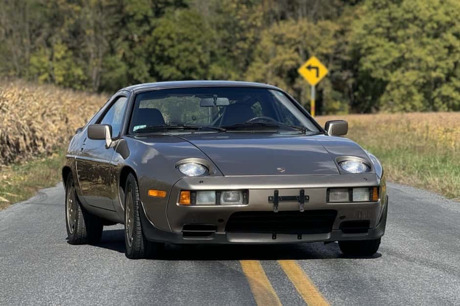 1984 Porsche 928 sold for $15,550