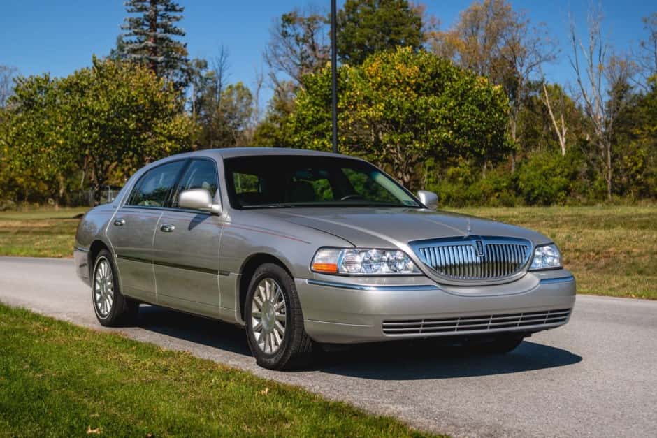 2003 Lincoln Town Car sold for $10,050