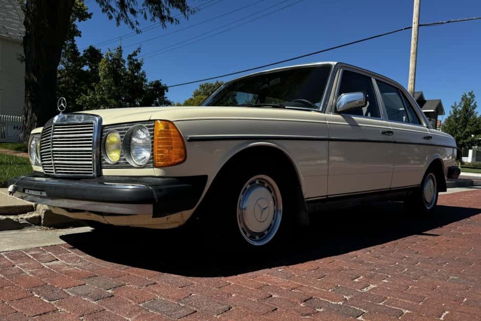 1981 Mercedes-Benz W123 sold for $3,951