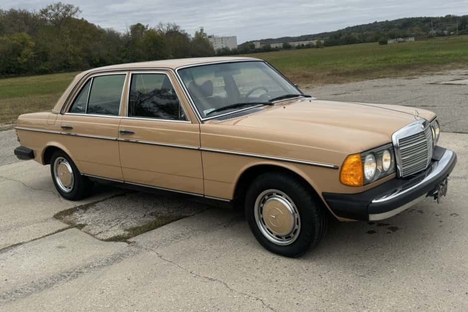 1977 Mercedes-Benz W123 sold for $15,805