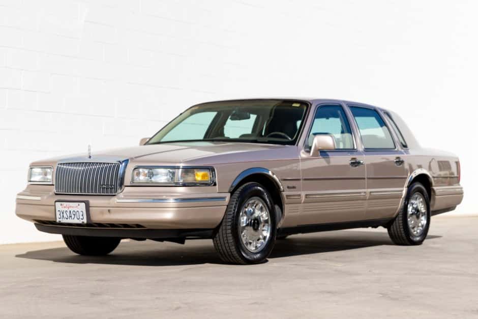 1997 Lincoln Town Car sold for $6,200