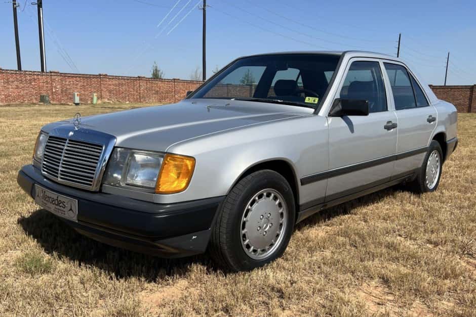 1986 Mercedes-Benz W124 E-Class sold for $12,050