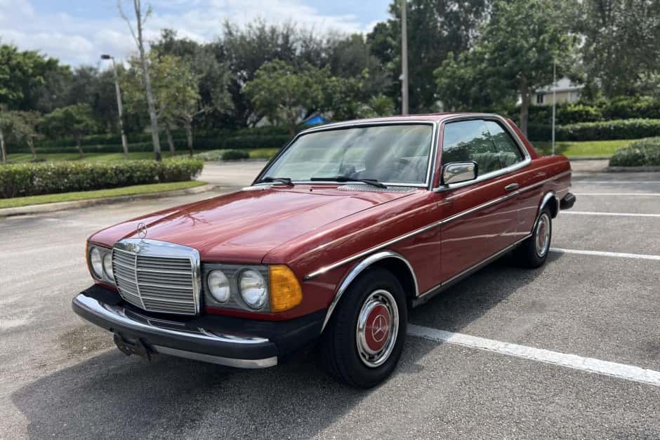 1978 Mercedes-Benz W123 sold for $4,700