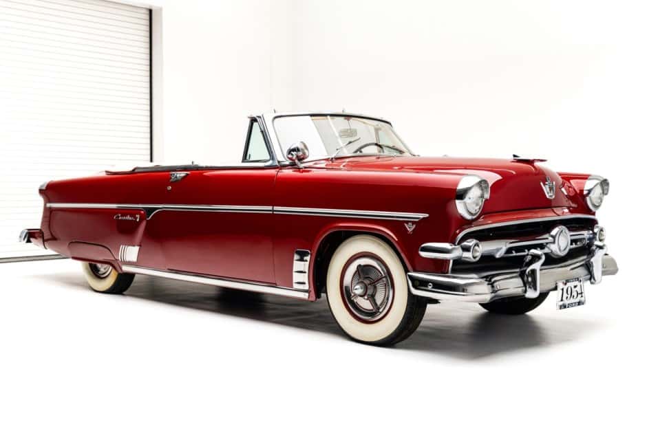 1954 Ford Crestline sold for $33,000