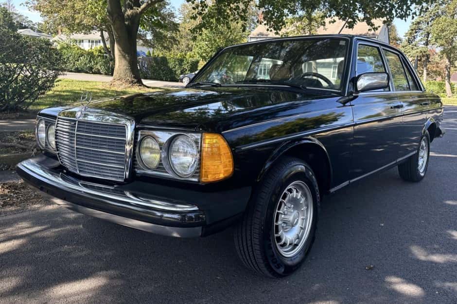 1983 Mercedes-Benz W123 sold for $0