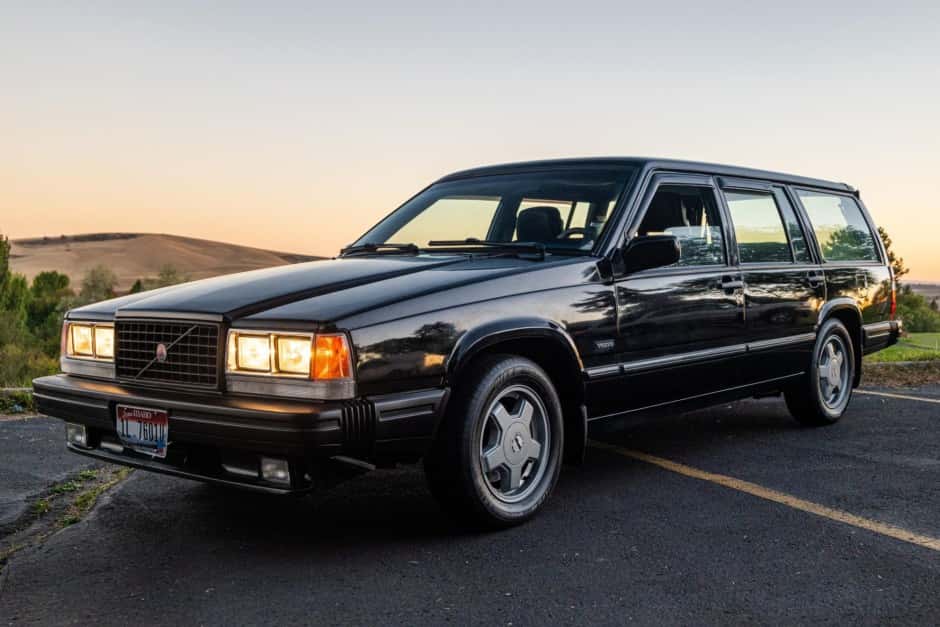 1989 Volvo 700-Series sold for $13,131