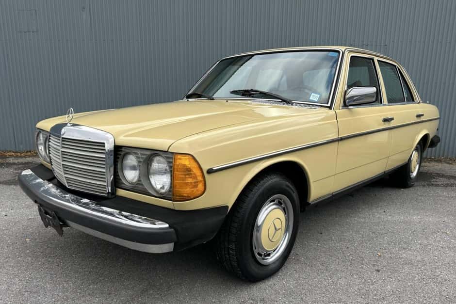 1977 Mercedes-Benz W123 sold for $5,000