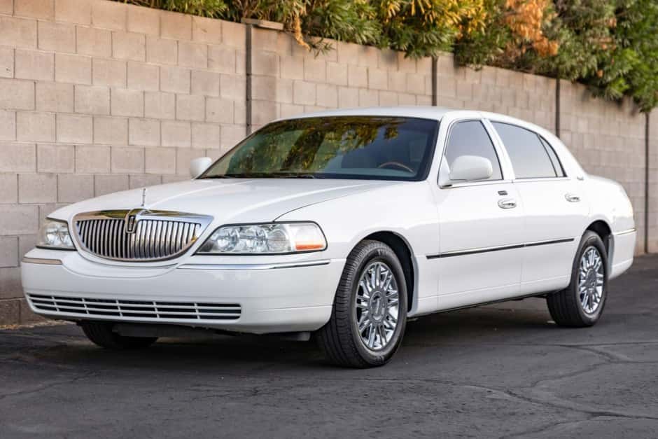 2010 Lincoln Town Car sold for $15,750