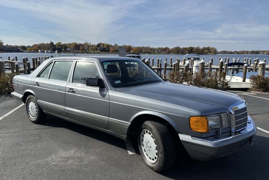 1988 Mercedes-Benz W126 S-Class sold for $8,180