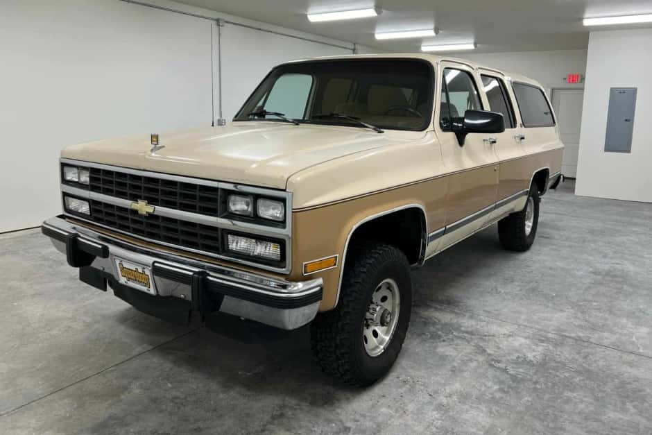 1991 Chevrolet Suburban (1973-1991) sold for $14,250