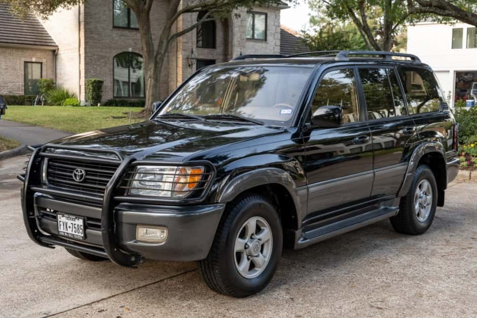 2000 Toyota Land Cruiser 100-Series sold for $16,900