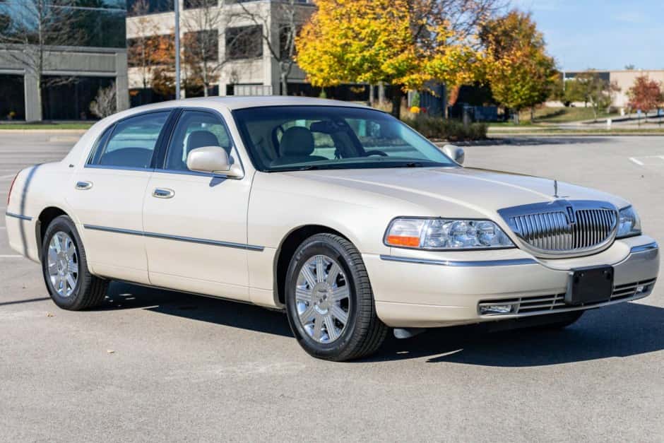 2003 Lincoln Town Car sold for $14,000