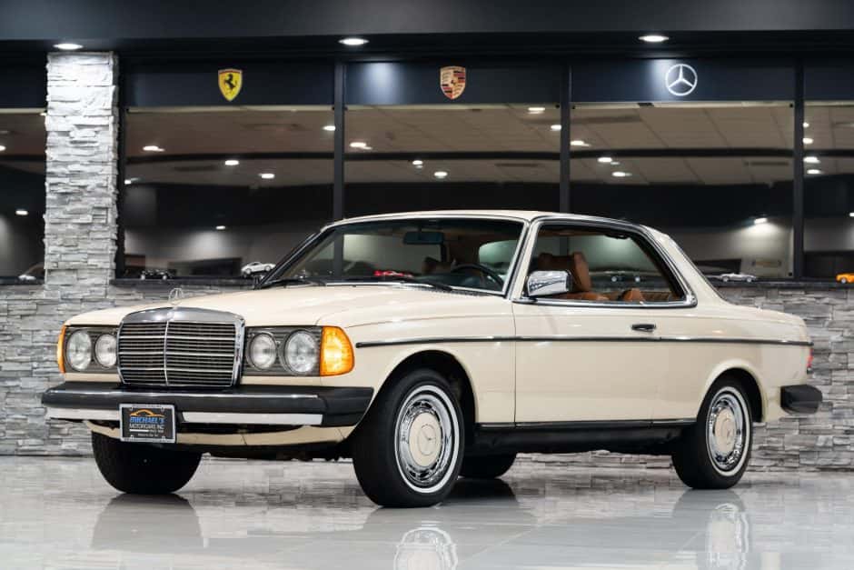 1979 Mercedes-Benz W123 sold for $29,000