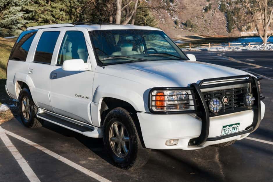 2000 Cadillac Escalade GMT400 (1999-2000) sold for $13,251