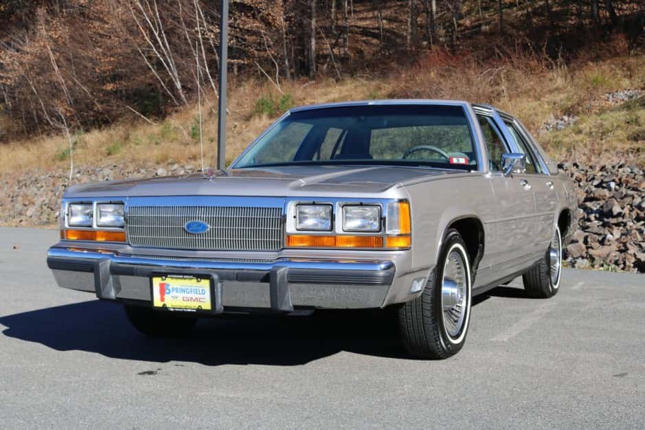 1990 Ford Crown Victoria sold for $9,300