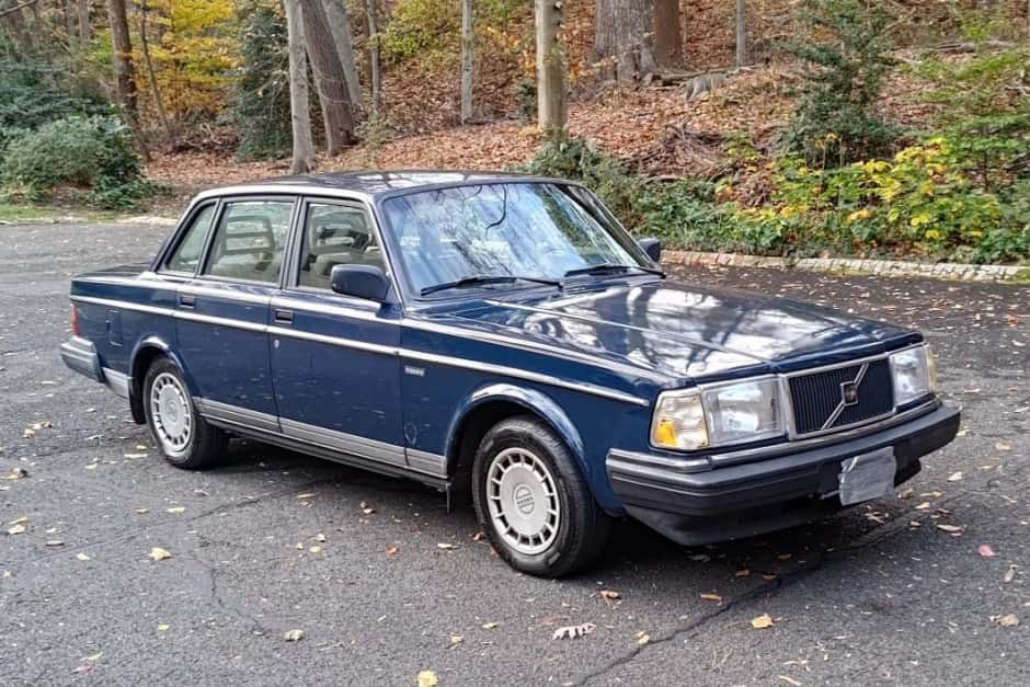 1992 Volvo 240 sold for $3,900