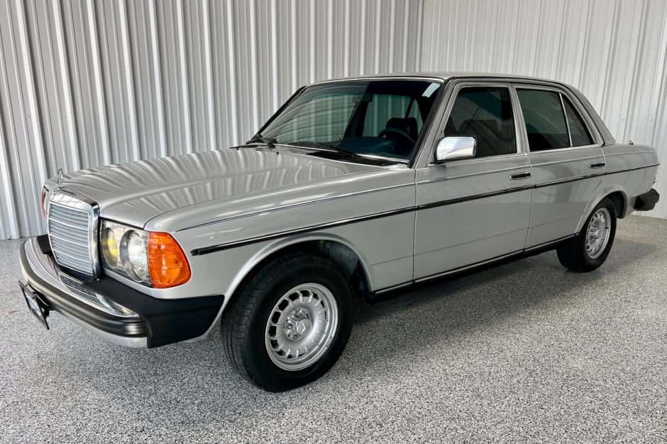 1985 Mercedes-Benz W123 sold for $8,400