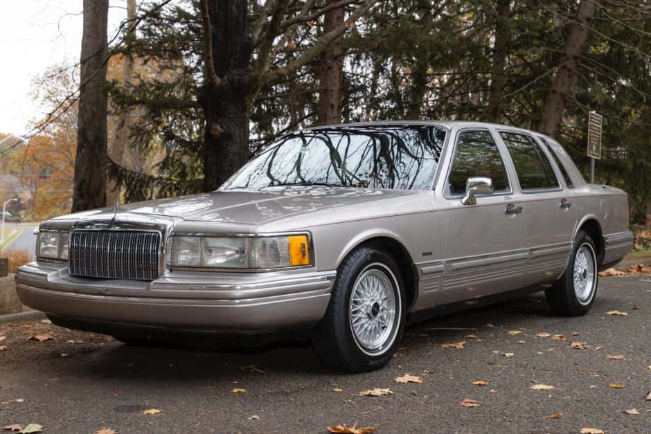 1994 Lincoln Town Car sold for $5,600