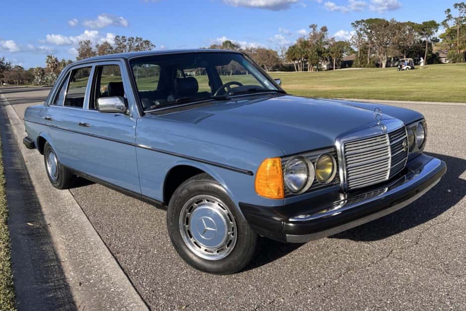 1983 Mercedes-Benz W123 sold for $7,440