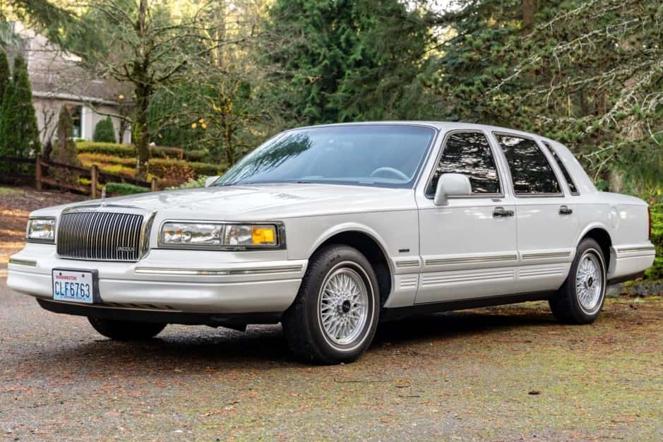 1996 Lincoln Town Car sold for $16,750