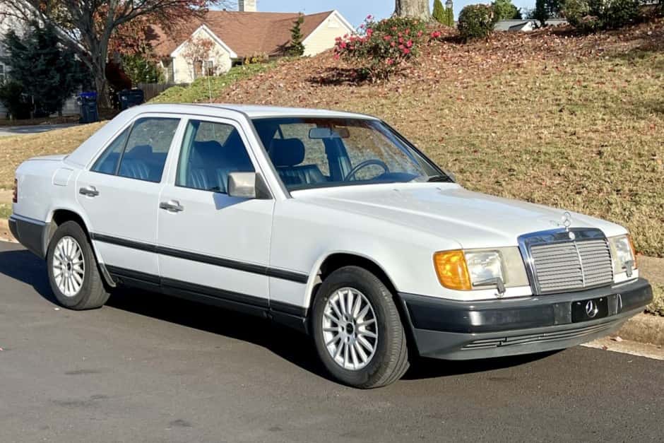 1986 Mercedes-Benz W124 E-Class sold for $5,725