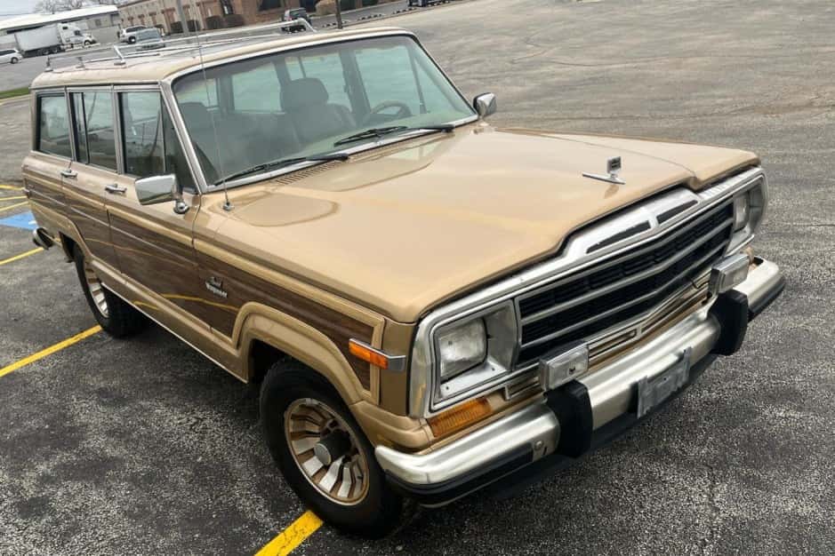 1986 Jeep SJ Grand Wagoneer sold for $17,500