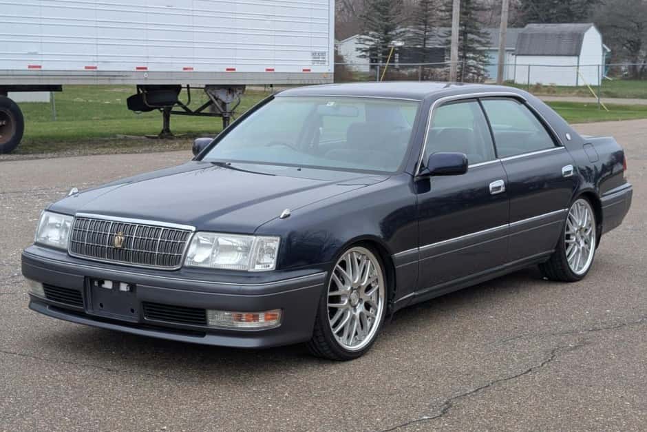 1998 Toyota Crown sold for $8,203