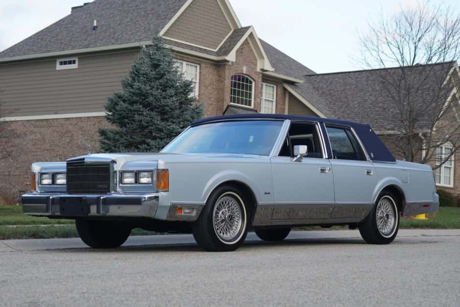 1989 Lincoln Town Car sold for $10,250