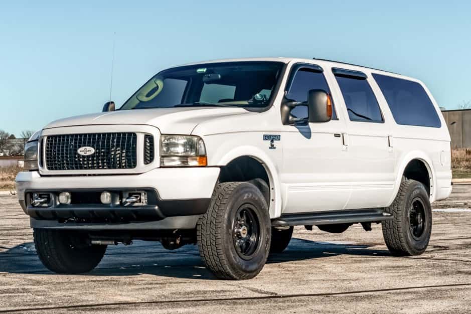 2004 Ford Excursion sold for $22,255