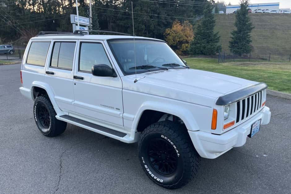 1999 Jeep XJ Cherokee sold for $12,250