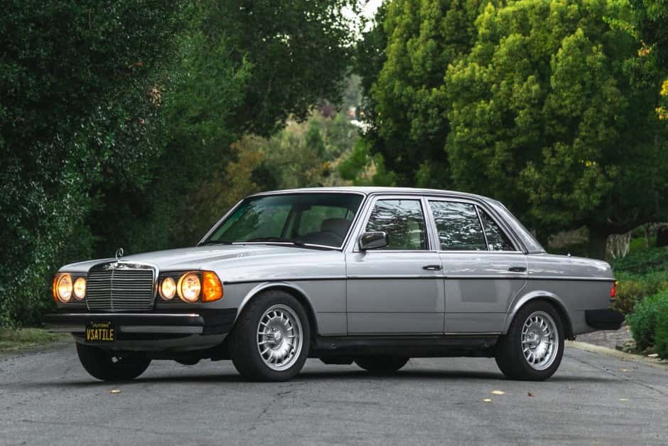 1978 Mercedes-Benz W123 sold for $8,000